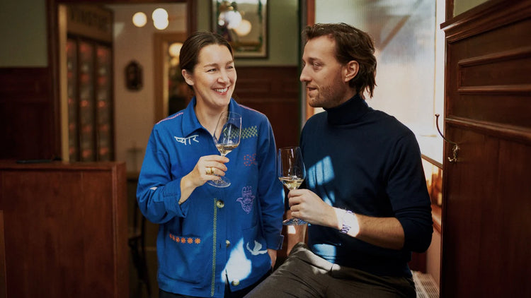 Julie Færch lærer Esben Bjerre om vin og deler sommelier tips