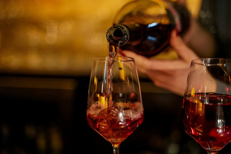 Rødvin hældes op i et glas på en restaurant